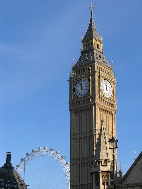 Palacio de Westminster con la campana de la torre llamada Big Ben, en un día soleado.