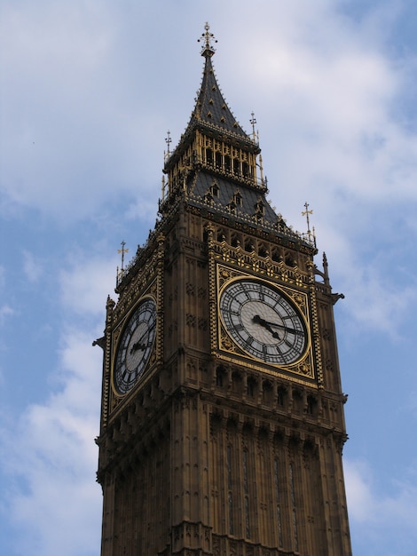 Palacio de Westminster con la campana de la torre llamada Big Ben, en un día soleado.