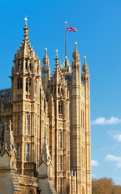 Palacio de Westminster, Torre Victoria con bandera británica en la parte superior