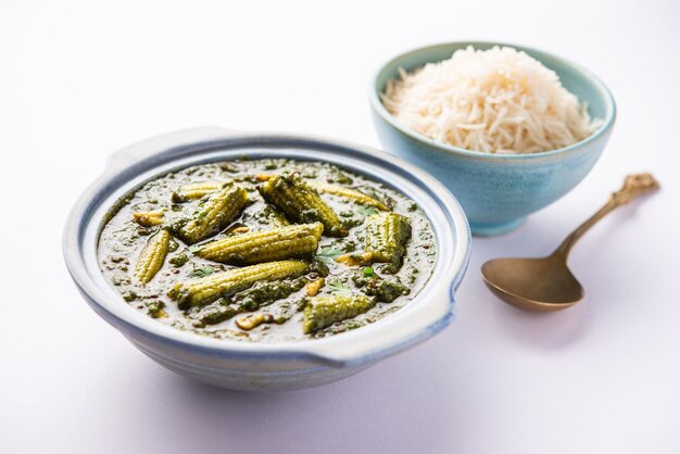 Palak Baby Corn Sabzi, auch bekannt als Spinat Makai Curry, serviert mit Reis oder Roti, indisches Essen