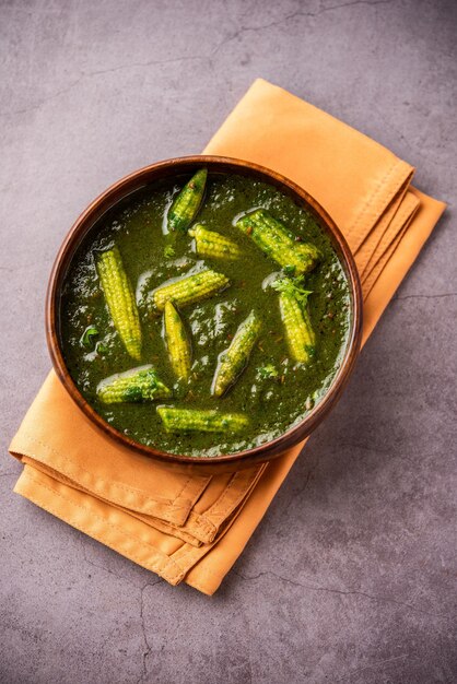 Palak Baby Corn Sabzi, auch bekannt als Spinat Makai Curry, serviert mit Reis oder Roti, indisches Essen