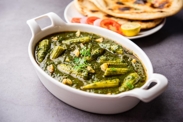 Palak baby corn sabzi também conhecido como espinafre makai curry servido com arroz ou comida indiana roti