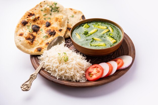 Foto palak baby maíz sabzi también conocido como espinaca makai curry servido con arroz o roti comida india