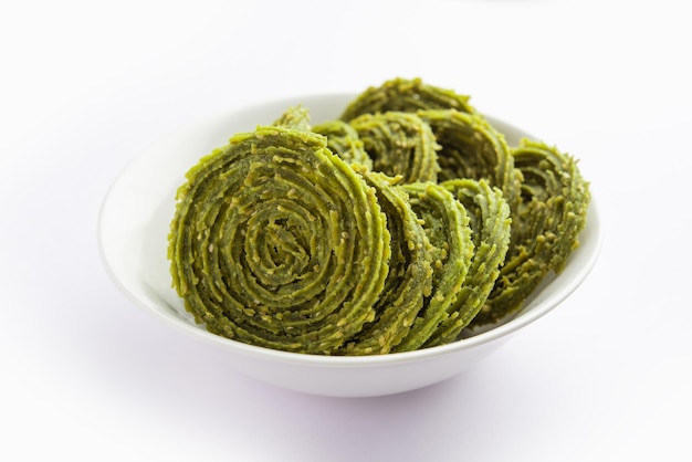 Palak chakli oder spinat murukku gesundes indisches fest oder snack zur teezeit