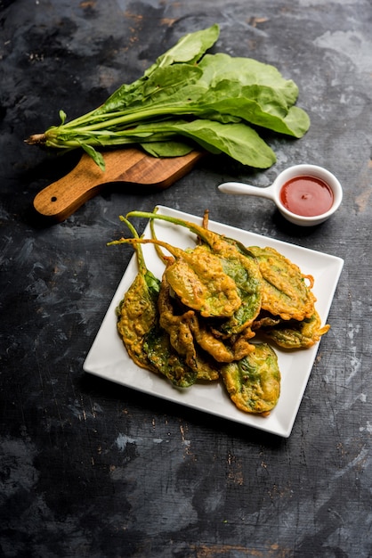 Palak crujiente o buñuelo de hojas de espinaca, también conocido como pakoda o pakoda, bhaji a o bajji