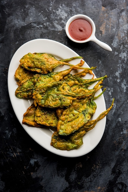 Palak crujiente o espinaca Hojas de pakora o pakoda o buñuelos o bajji