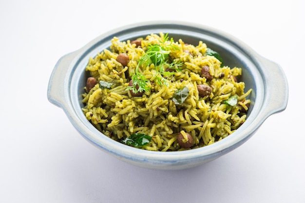 Palak khichdi é uma refeição nutritiva de um pote de lentilhas e arroz com espinafre comida indiana