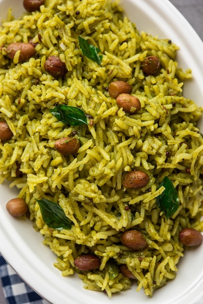 Palak khichdi es una comida nutritiva de una olla de lentejas mung y arroz con espinacas comida india