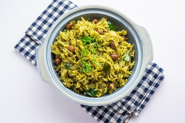 Palak khichdi es una comida nutritiva de una olla de lentejas mung y arroz con espinacas comida india