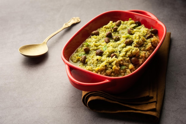 Palak khichdi es una comida nutritiva de una olla de lentejas mung y arroz con espinacas comida india