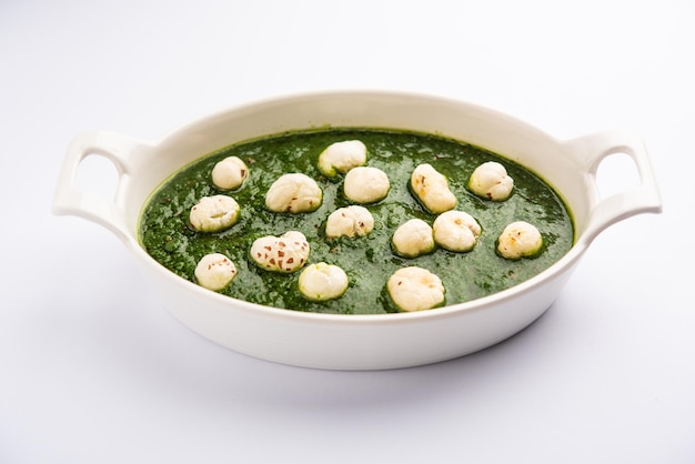 Foto palak makhana o semillas de loto de espinacas al curry o sabzi