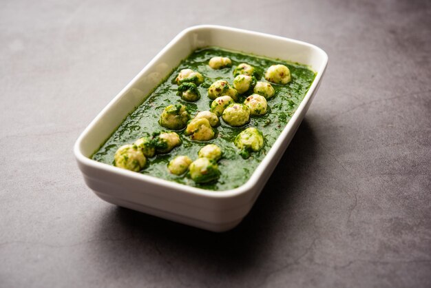 Palak makhana o semillas de loto de espinacas al curry o sabzi