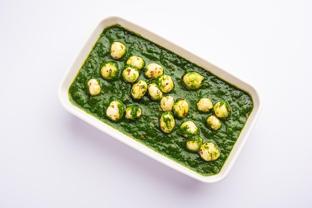 Palak Makhana oder Spinat Lotussamen Curry oder Sabzi