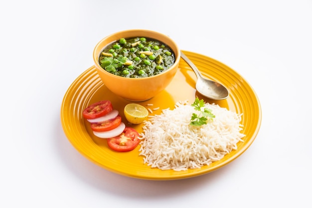 Palak matar curry também conhecido como espinafre geen ervilhas masala sabzi ou sabji comida indiana