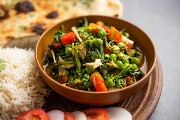 Foto palak matar curry también conocido como espinaca geen guisantes masala sabzi o sabji comida india