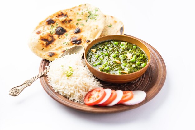 palak matar curry también conocido como espinaca geen guisantes masala sabzi o sabji comida india