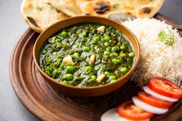 Palak matar curry también conocido como espinacas geen guisantes masala sabzi o sabji comida india