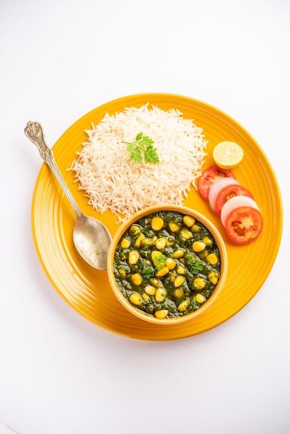 Palak milho doce sabzi também conhecido como espinafre Makai curry sabji menu do prato principal do norte da Índia