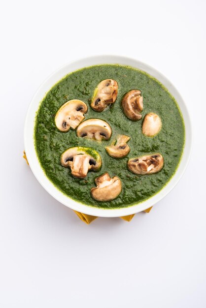 Palak Mushroom es un plato sano y delicioso de champiñones salteados y aromáticos en una cremosa salsa de espinacas.