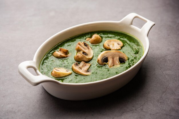 Palak Mushroom es un plato sano y delicioso de champiñones salteados y aromáticos en una cremosa salsa de espinacas.