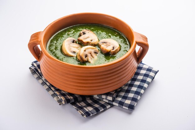 Palak Mushroom es un plato sano y delicioso de champiñones salteados y aromáticos en una cremosa salsa de espinacas.