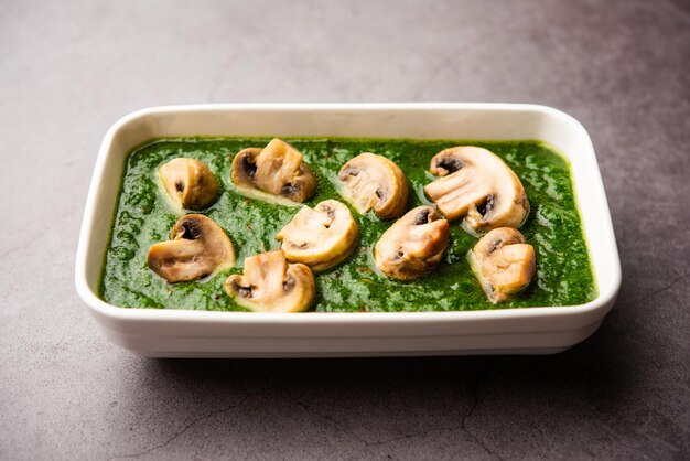 Palak Mushroom es un plato sano y delicioso de champiñones salteados y aromáticos en una cremosa salsa de espinacas.