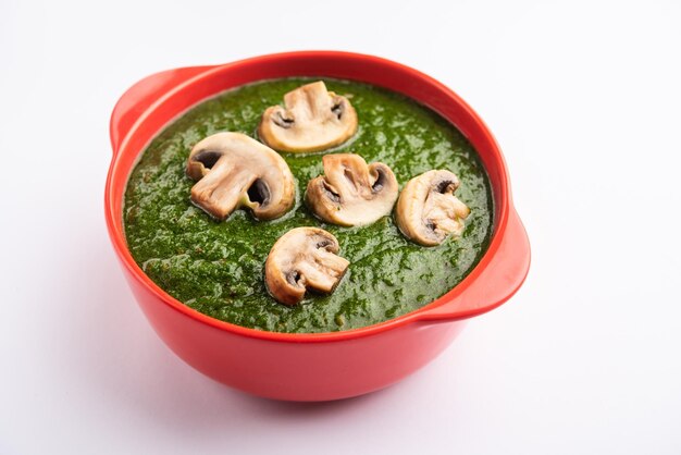 Palak Mushroom ist ein gesundes und köstliches Gericht aus sautierten Champignons und Aromen in einer cremigen Spinatsauce