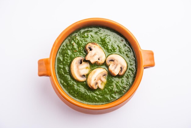 Palak Mushroom ist ein gesundes und köstliches Gericht aus sautierten Champignons und Aromen in einer cremigen Spinatsauce