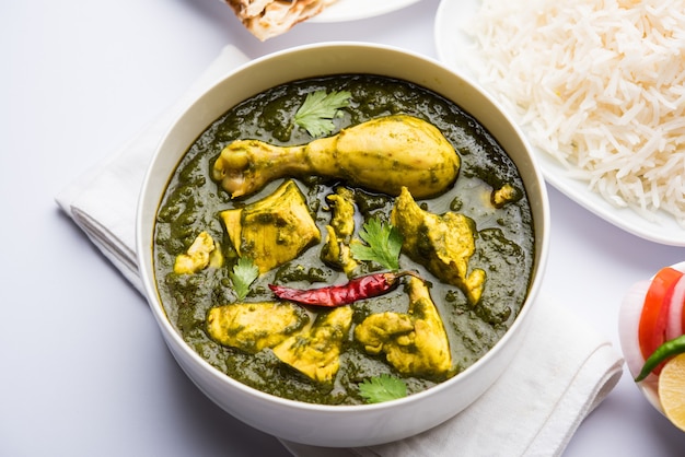 Palak o espinacas Pollo o Murg Saagwala servido en un bol con Naan y arroz