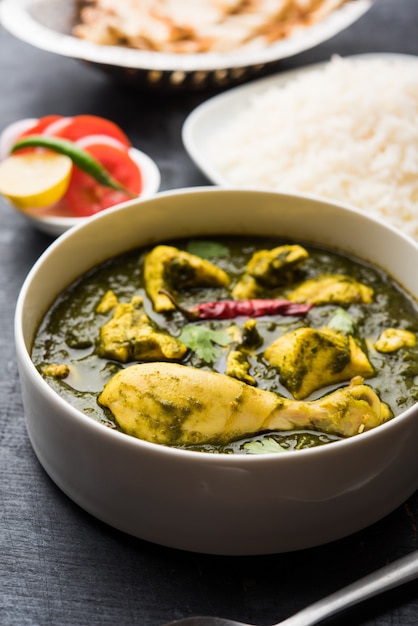 Palak o espinacas Pollo o Murg Saagwala servido en un bol con Naan y arroz