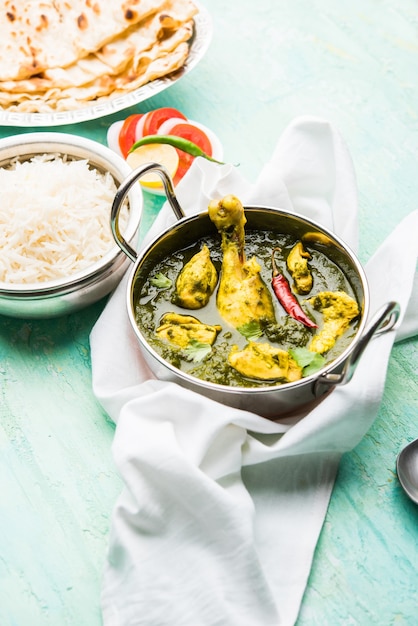 Palak o espinacas Pollo o Murg Saagwala servido en un bol con Naan y arroz