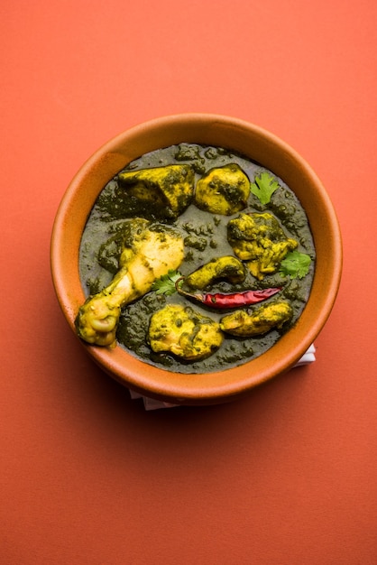 Palak o espinacas Pollo o Murg Saagwala servido en un bol con Naan y arroz