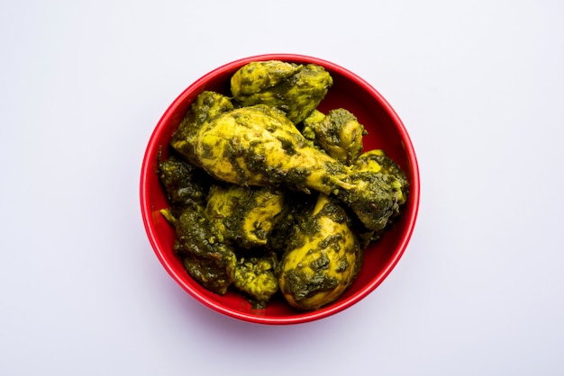 Palak o espinacas Pollo o Murg Saagwala servido en un bol con Naan y arroz