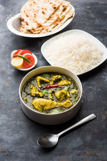 Palak oder Spinat Chicken oder Murg Saagwala serviert in einer Schüssel mit Naan und Reis