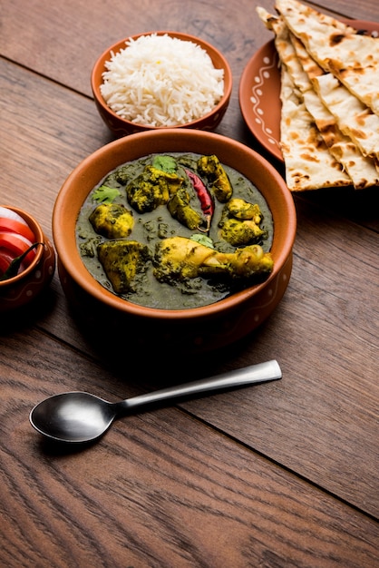 Palak oder Spinat Chicken oder Murg Saagwala serviert in einer Schüssel mit Naan und Reis