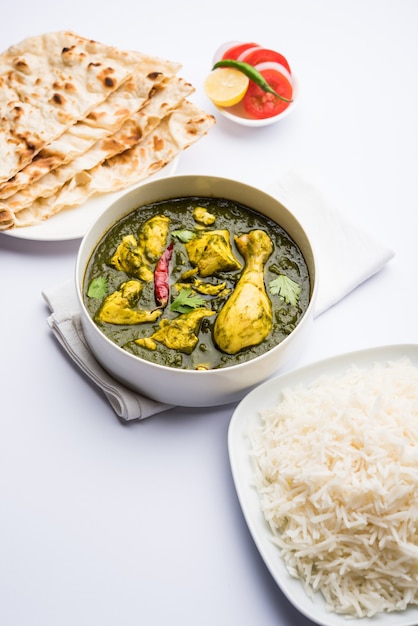 Palak ou espinafre Frango ou Murg Saagwala servido em uma tigela com Naan e arroz