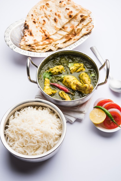 Palak ou espinafre Frango ou Murg Saagwala servido em uma tigela com Naan e arroz