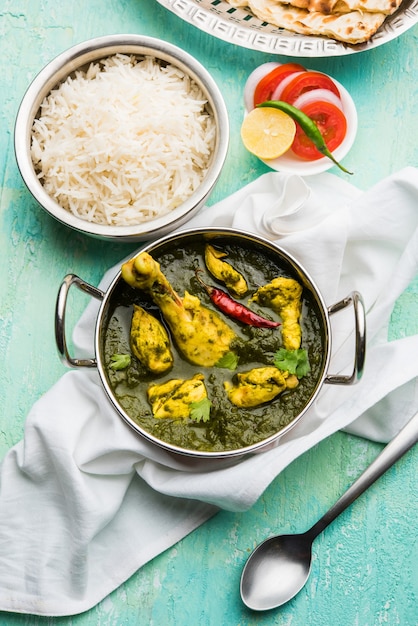 Palak ou espinafre Frango ou Murg Saagwala servido em uma tigela com Naan e arroz