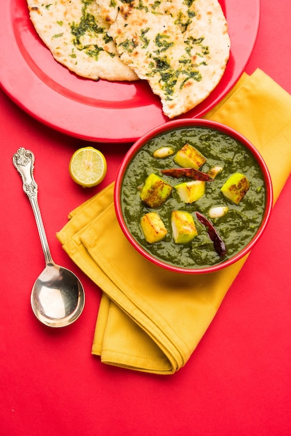 Palak Paneer Curry compuesto de espinacas y requesón, menú popular indio de comida saludable para el almuerzo o la cena, servido en un Karahi con Roti o Chapati sobre un fondo de mal humor. enfoque selectivo