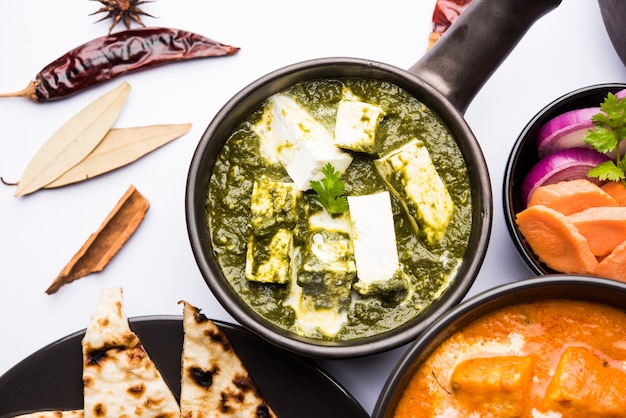 Palak Paneer Curry feito de espinafre e queijo cottage, servido em uma tigela ou panela com roti ou arroz