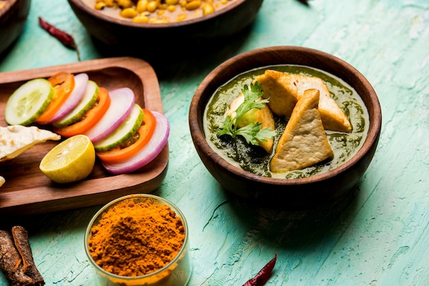 Palak Paneer Curry ist ein beliebtes nordindisches Rezept zum Mittag- oder Abendessen, das mit Hüttenkäse in grünem Spinat-Curry zubereitet wird. normalerweise mit Reis und Chapati oder Naan serviert