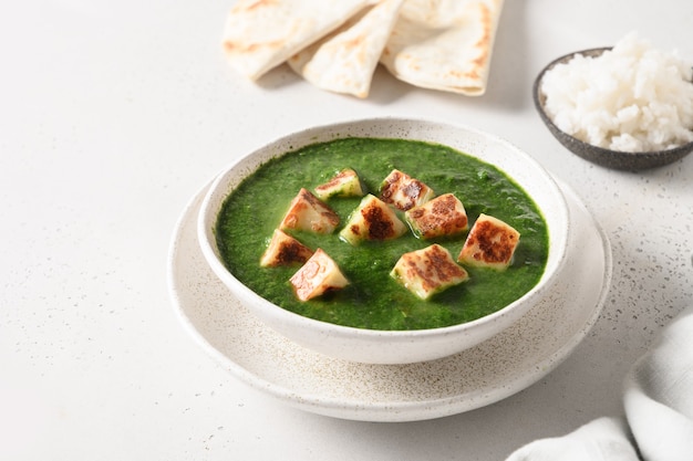 Palak Paneer diente Basmatireis auf weißem Hintergrund