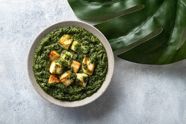 Palak Paneer indisches traditionelles Essen auf Betontisch, Draufsicht