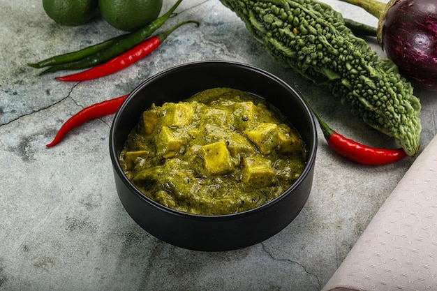 Palak-Paneer-Käse der indischen veganen Küche mit Spinat