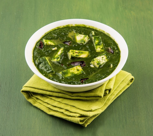 Palak paneer o curry de espinacas y requesón es una receta de plato principal saludable en la India, que se sirve en un tazón, aislado. enfoque selectivo