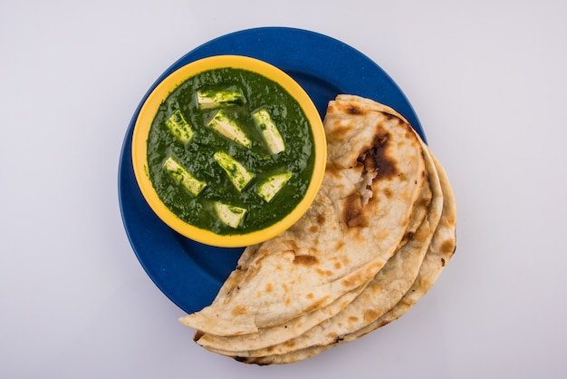 Palak paneer o curry de espinacas y requesón es una receta de plato principal saludable en la India, servida con roti o chapati o naan, enfoque selectivo