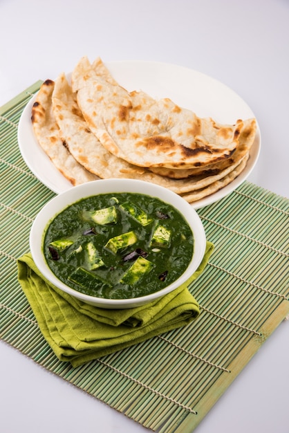 Palak Paneer oder Spinat- und Hüttenkäse-Curry ist ein gesundes Hauptgericht in Indien, serviert mit Roti oder Chapati oder Naan, selektiver Fokus