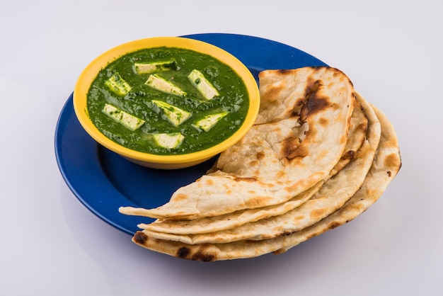 Palak Paneer oder Spinat- und Hüttenkäse-Curry ist ein gesundes Hauptgericht in Indien, serviert mit Roti oder Chapati oder Naan, selektiver Fokus