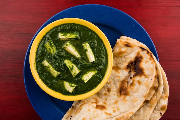 Palak Paneer oder Spinat- und Hüttenkäse-Curry ist ein gesundes Hauptgericht in Indien, serviert mit Roti oder Chapati oder Naan, selektiver Fokus