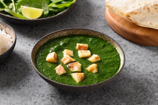 Palak paneer servido com arroz basmati cozinha vegetariana indiana espaço de cópia